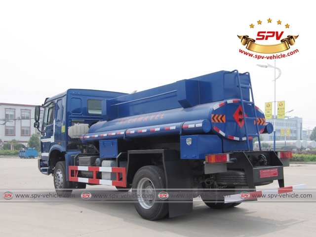 Left back side view of 4X4 Fuel Tank Truck Left back side view of 4X4 Fuel Tank Truck